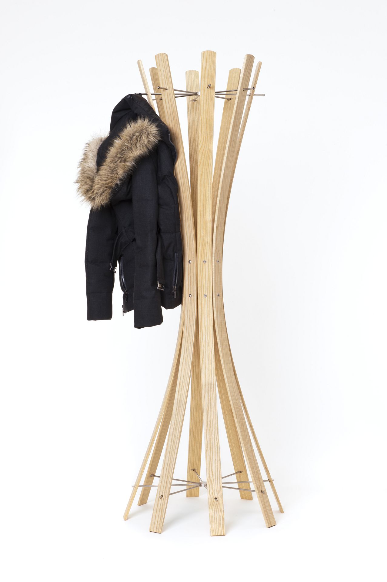 Keilbach Standgarderobe Naomi Esche Keilbach Standgarderobe Naomi grande aus Esche mit einer darauf hängenden Jacke