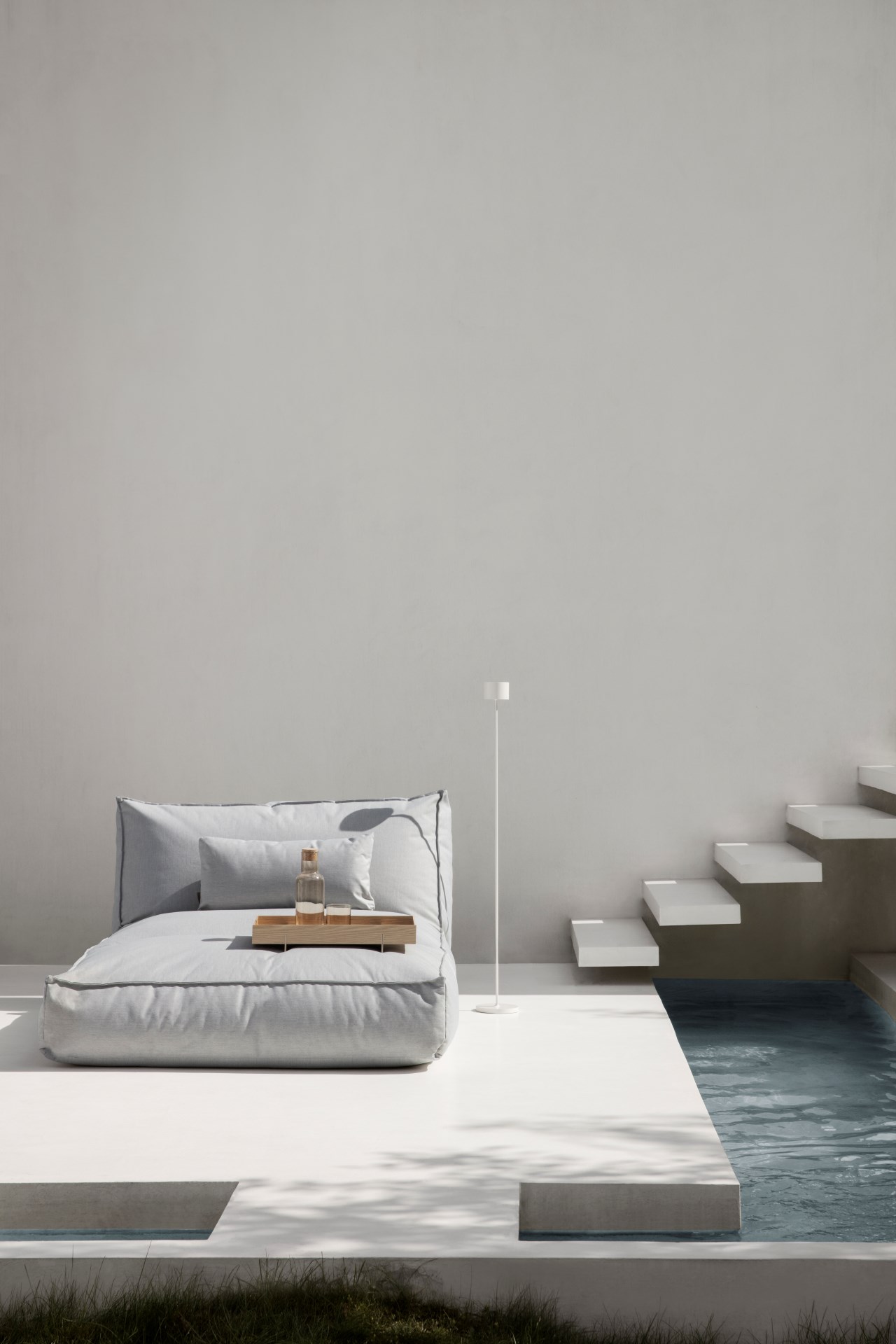 blomus_4928_STAY_FAROL FLOOR_FUUM_ABENTO (1) Outdoor Bett STAY Earth Bouclé