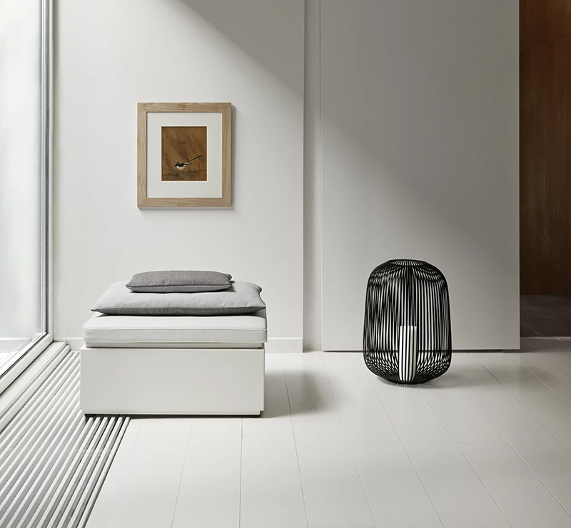 Das Blomus LITO Windlicht L in schwarz, in einem schönen Wohnraum