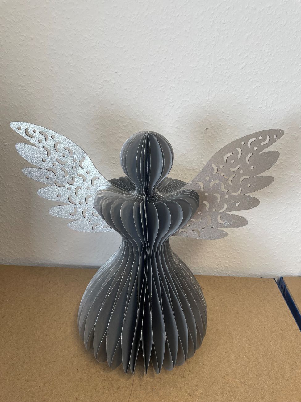 Honeycomb Engel Silber – Faltbarer Papierengel mit silbernen Flügeln (45 cm) Honeycomb Engel Silber – Faltbarer Papierengel mit silbernen Flügeln (45 cm)