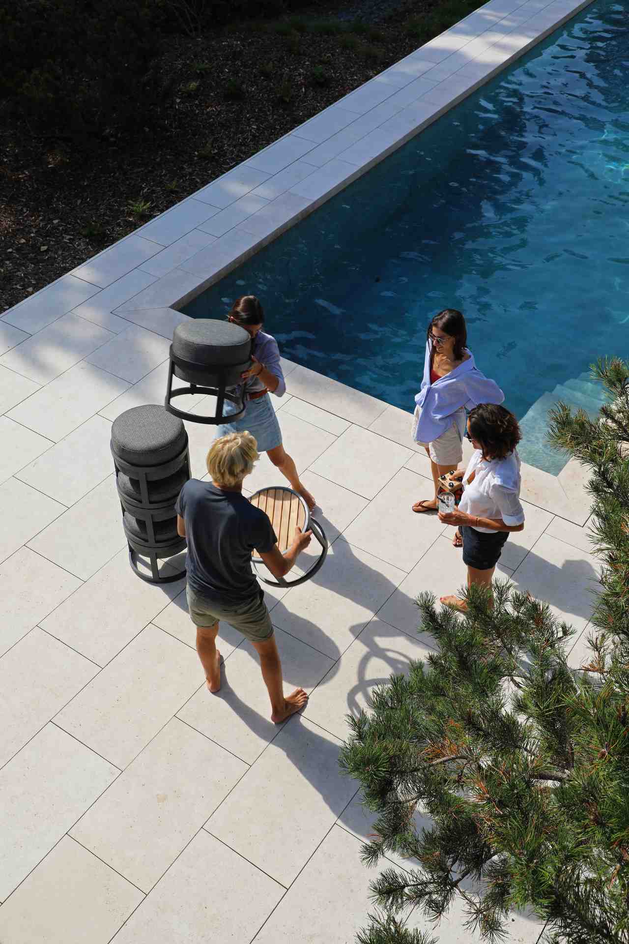 Totem Hocker Set + Coffee Table für den Garten Mokka