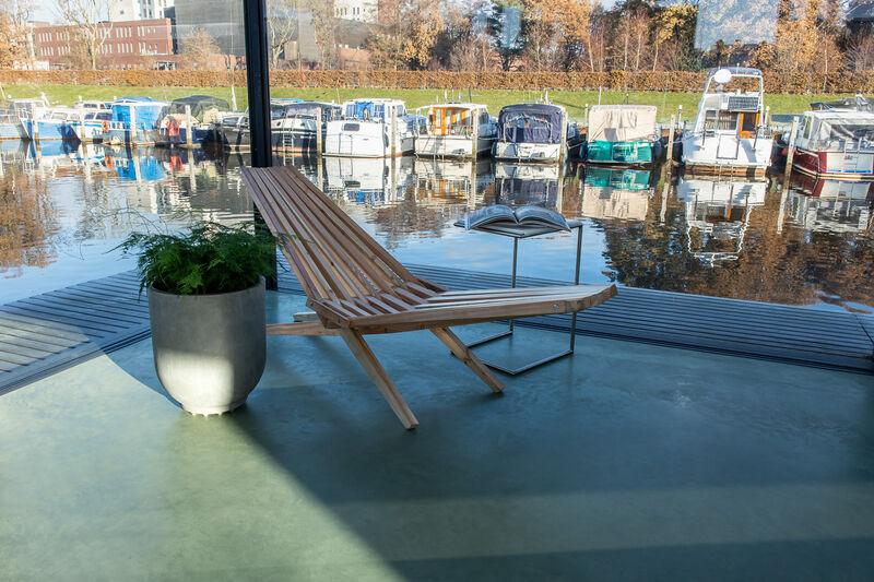 Liegestuhl Weltevree Liegestuhl aus Holz von Weltevree mit dem Namen Woodlounger auf einer Terrasse