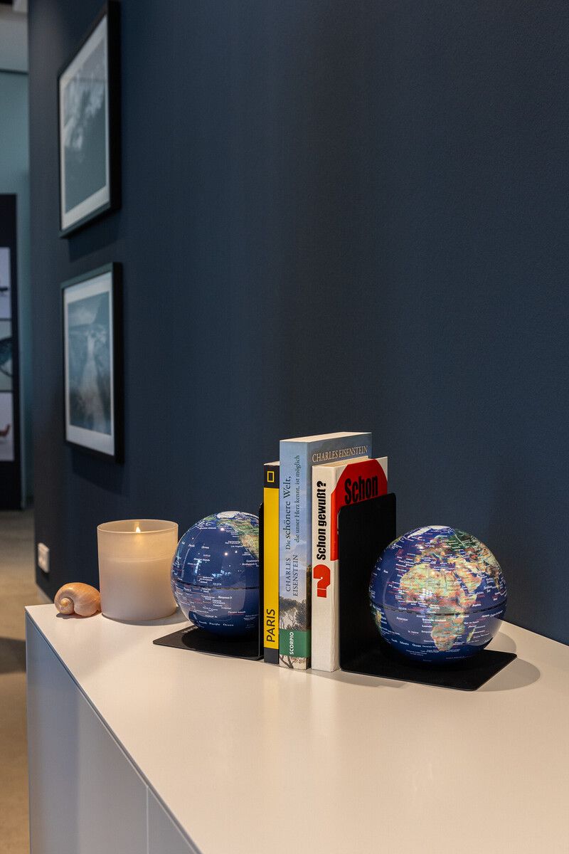Buchstützen-Set „BookGlobe“ mit 2 magnetischen Globen grün/bläulich