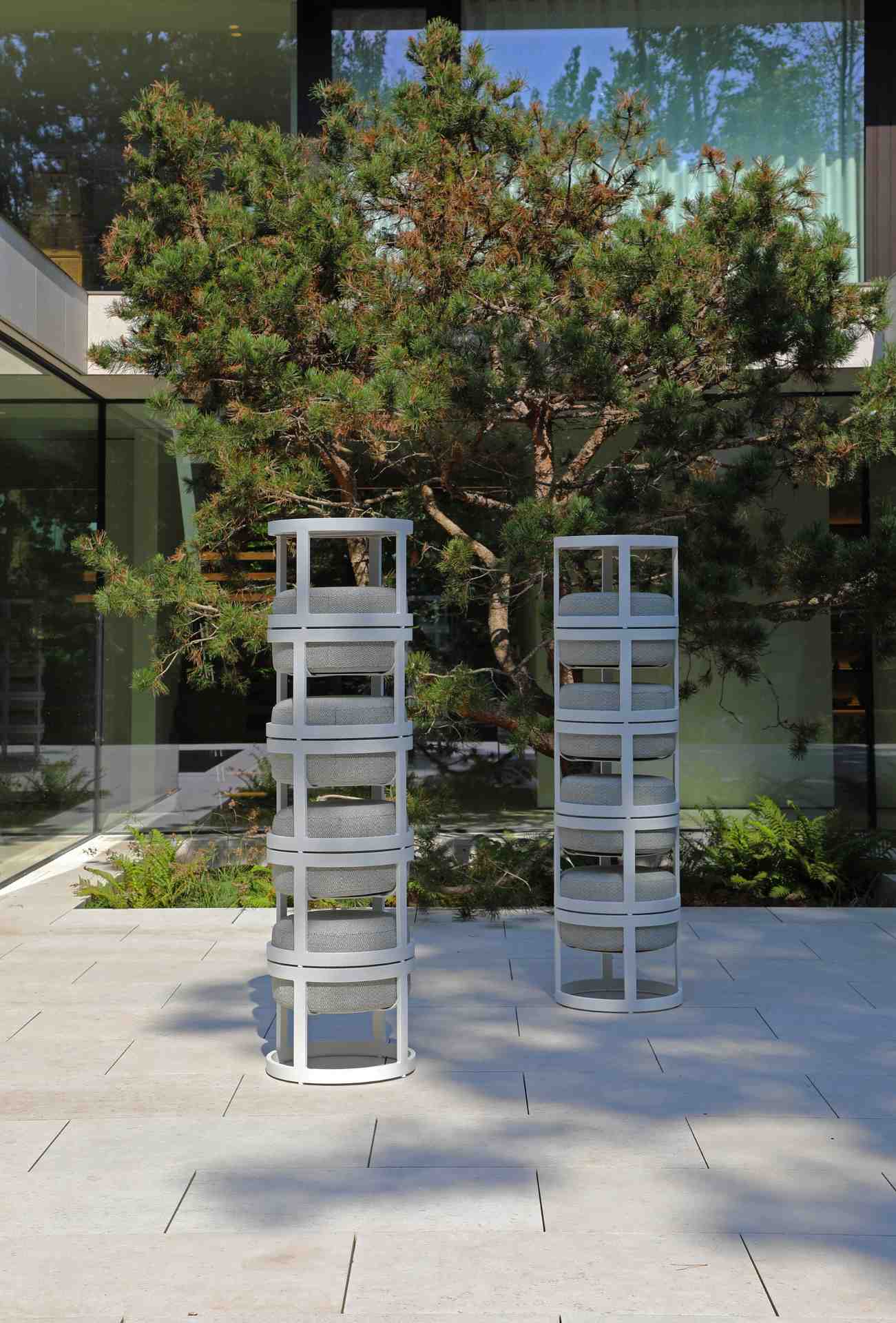 Totem Hocker Set + Coffee Table für den Garten Mokka