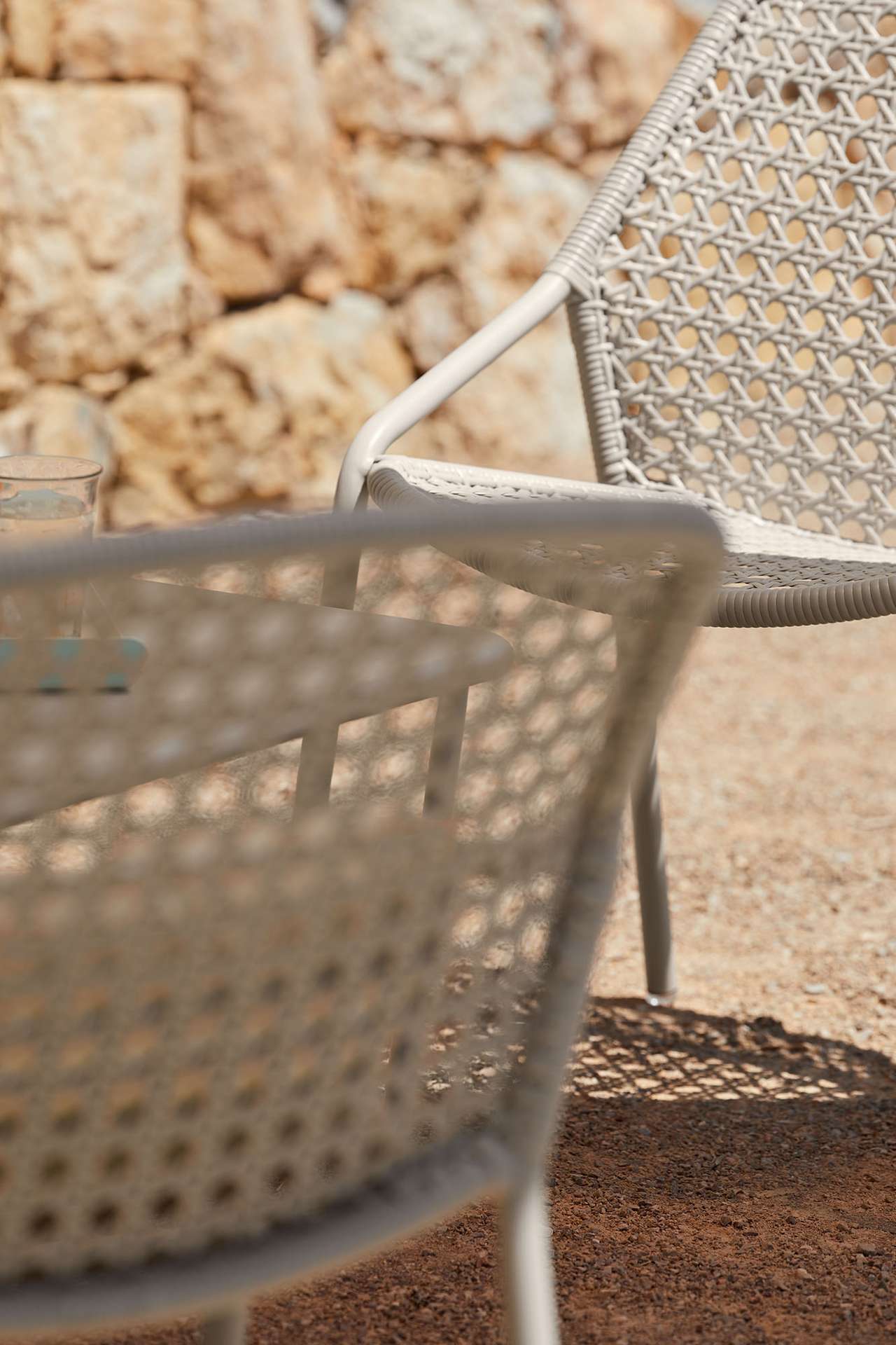 Croisette Stuhl – Moderner Outdoor-Stuhl mit geflochtener Sitzfläche A5 Lehmgrau Croisette Stuhl – Moderner Outdoor-Stuhl mit geflochtener Sitzfläche A5 Lehmgrau