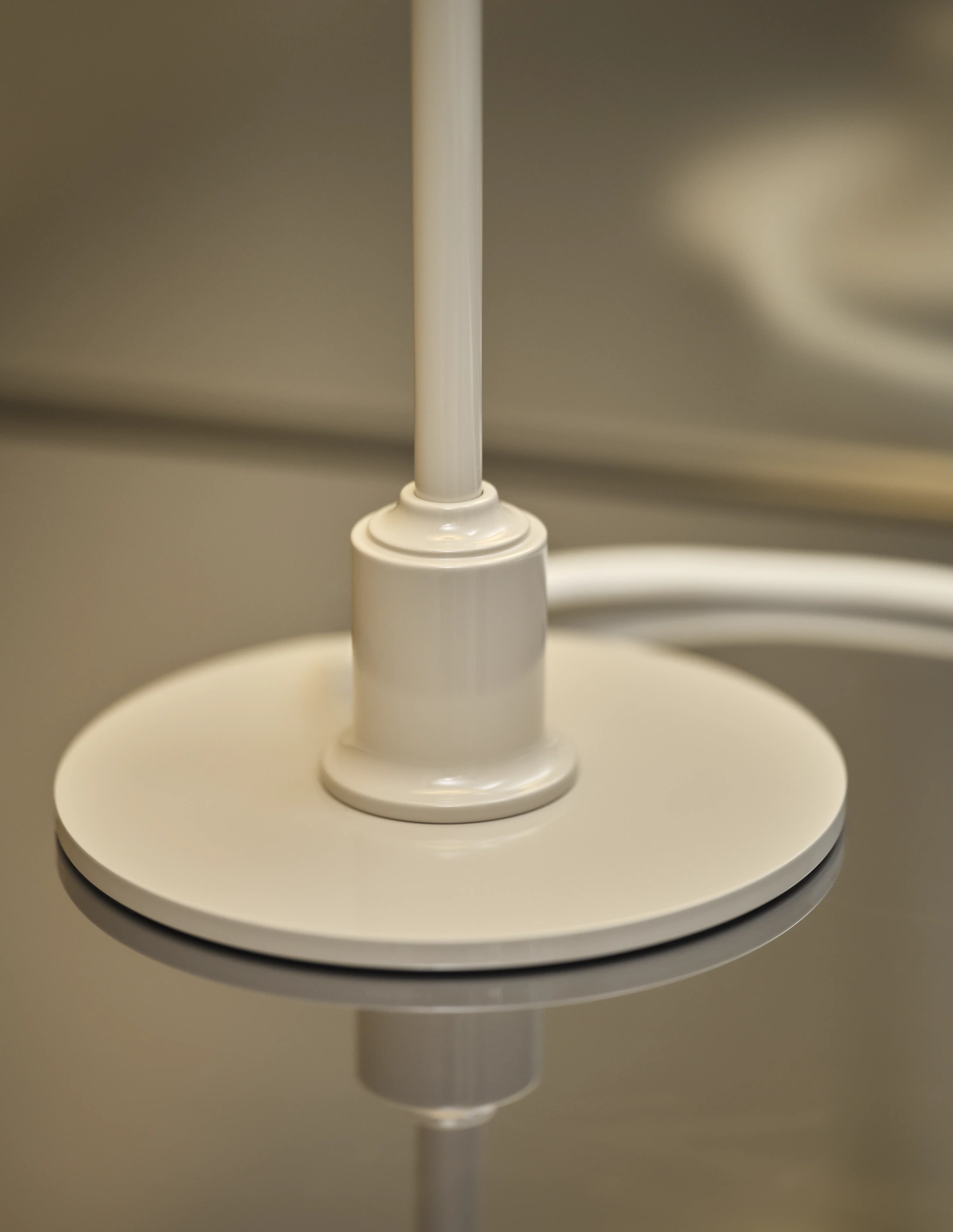 AW26-PH-2-1-Table-Beige-Marketing-Close-Up-On-03.webp PH 2/1 Tischleuchte Kabelgebunden Glossy Dunkelblau