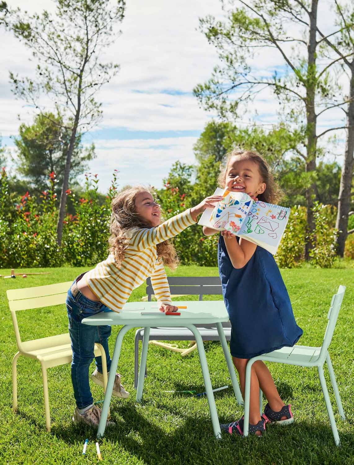 Kinderstuhl Luxembourg Kid aus Aluminium Latte Beige Kinderstuhl Luxembourg Kid aus Aluminium Latte Beige