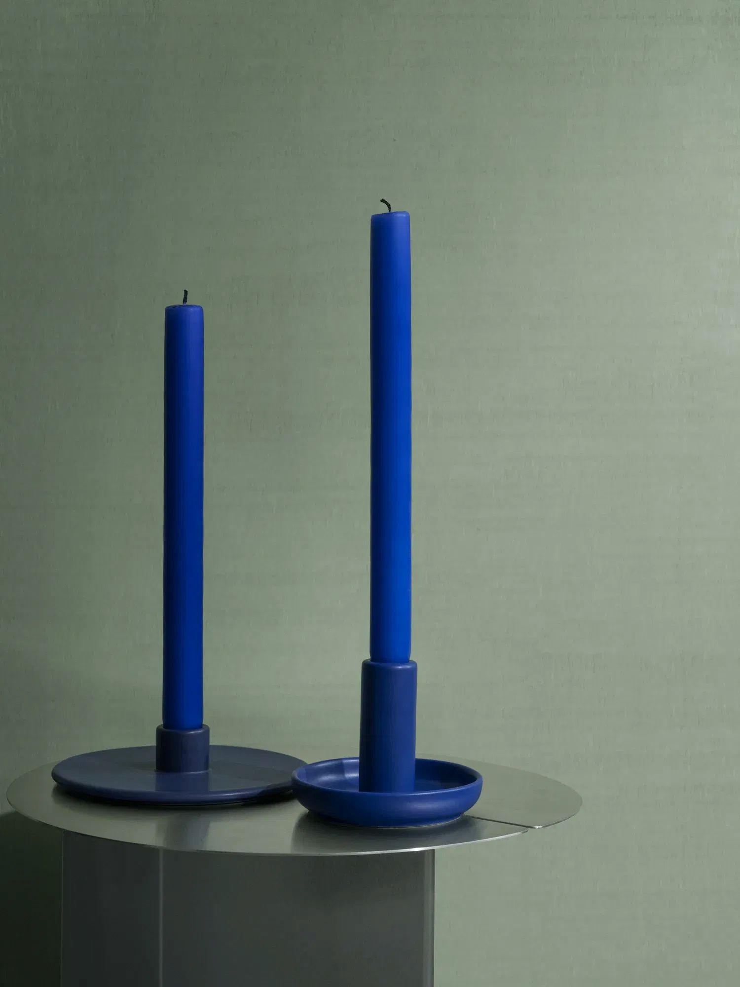 Vela Kerzenhalter - hochwertige Keramik für Stabkerzen Mazarine Blue flach Vela Kerzenhalter - hochwertige Keramik für Stabkerzen New Wheat flach