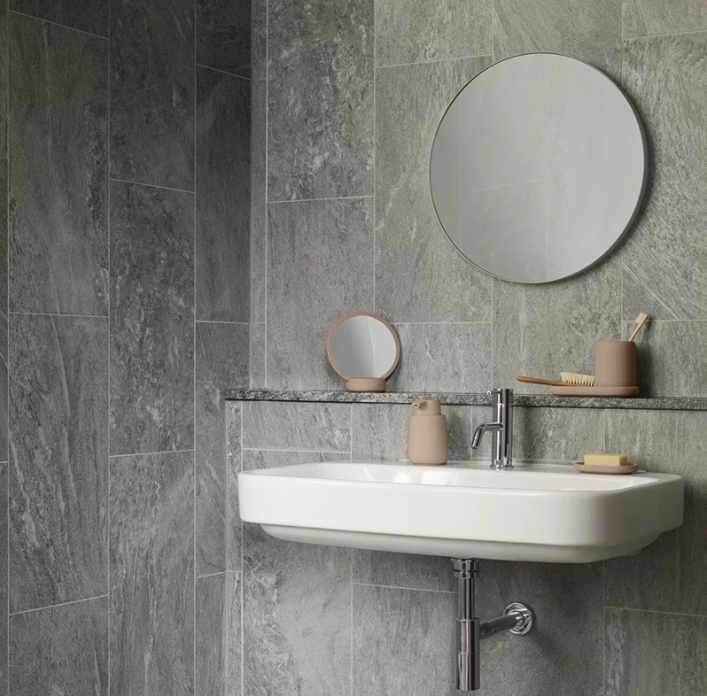 Badezimmer mit Produkten aus der Blomus Sono-Kollektion