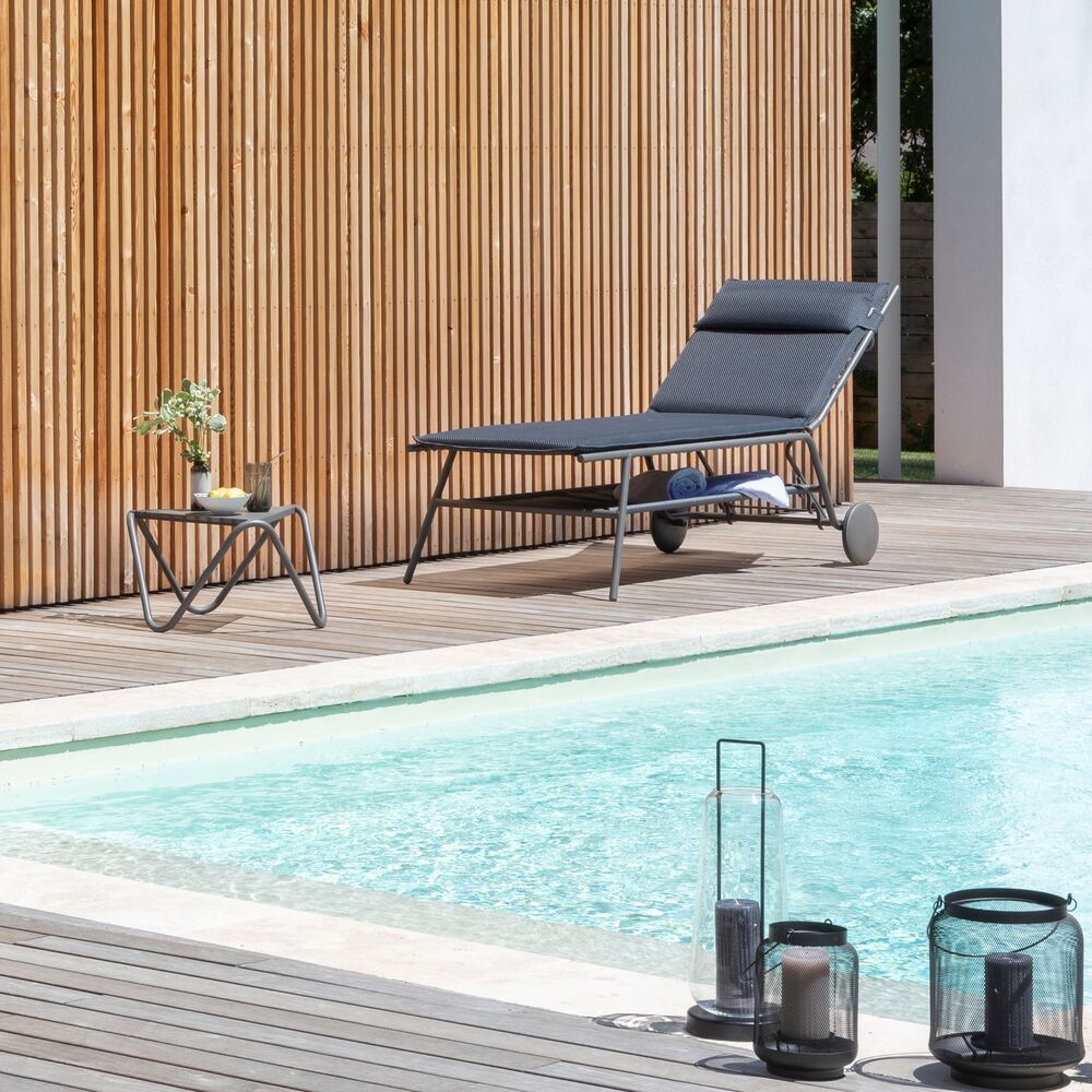 Bequeme Sonnenliege Miami II BeComfort® - verstellbar mit Rädern für die Terrasse hoch dunkelgrau