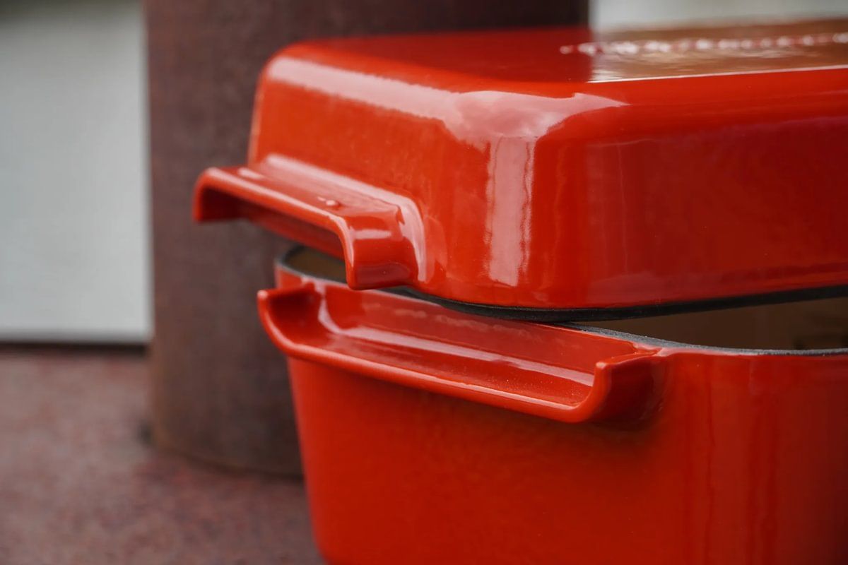 Oven Dish - rote Auflaufform aus Stahl Oven Dish - rote Auflaufform aus Stahl