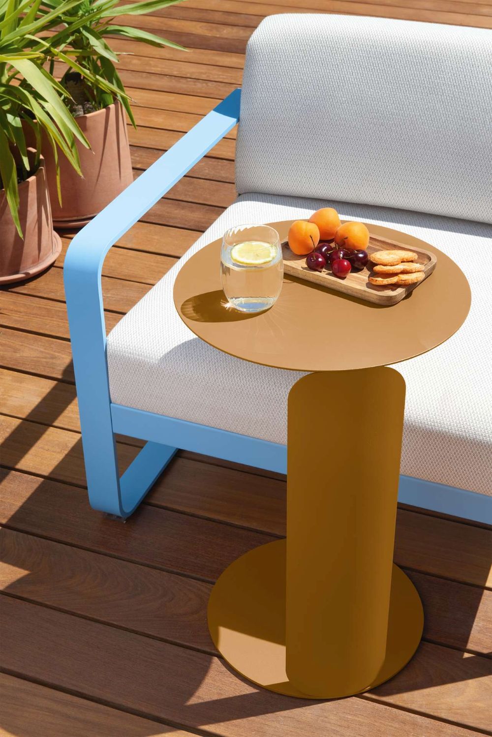 Bebop Outdoor Beistelltisch – Runder Gartentisch mit Sockelfuß 01 Baumwollweiß Bebop Outdoor Beistelltisch – Runder Gartentisch mit Sockelfuß E2 Orange