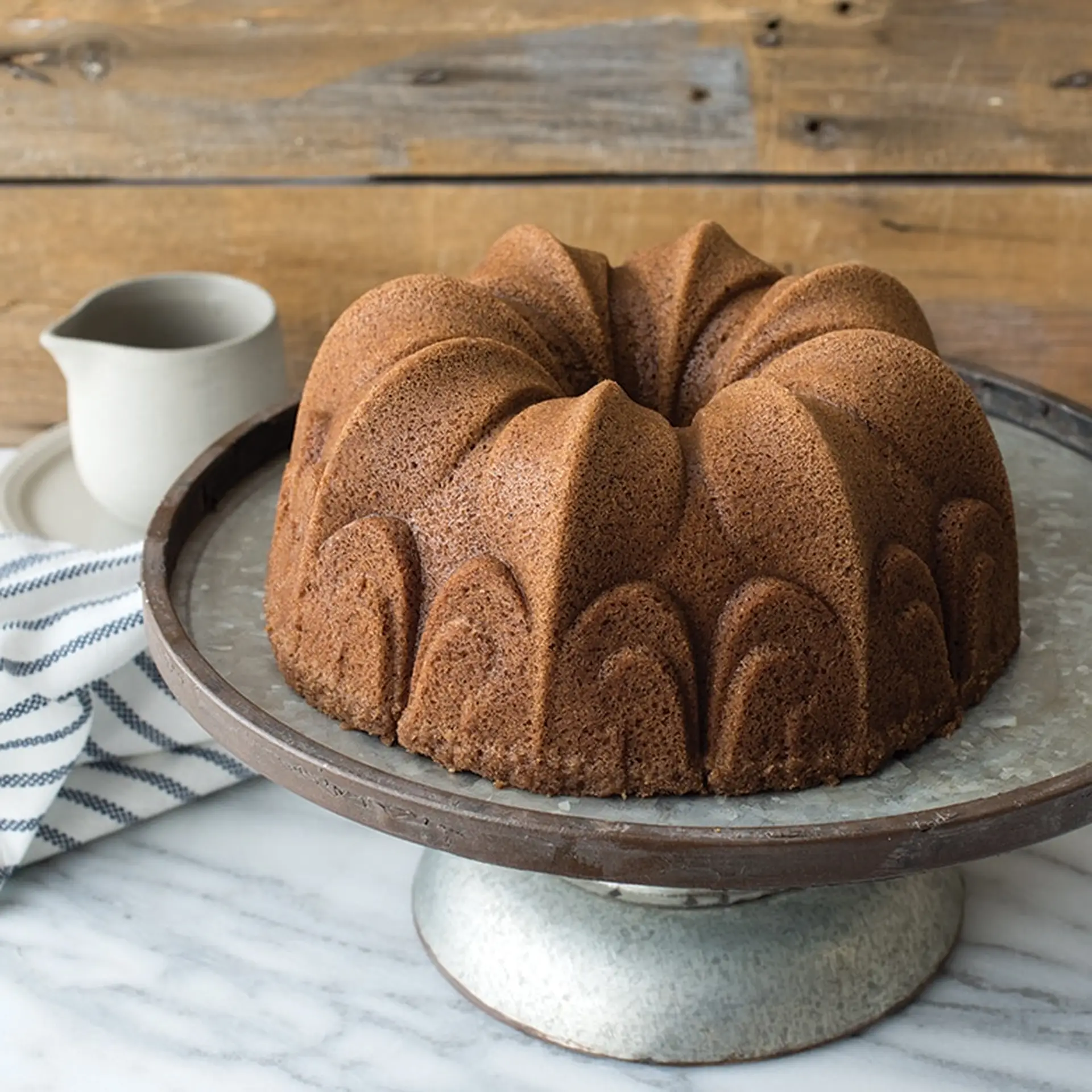 Backform Fleur de Lis Bundt Pan 2,3 Liter Stimmungsbild 53248.webp Backform Fleur de Lis Bundt Pan 2,3 Liter