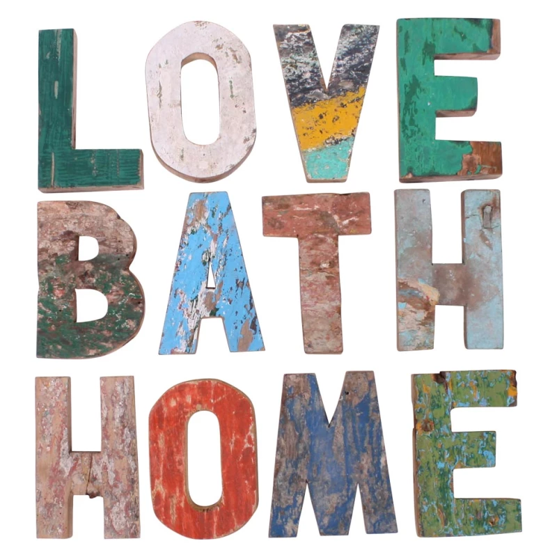 Holzbuchstaben die die Wörter Love Bath und Home bilden