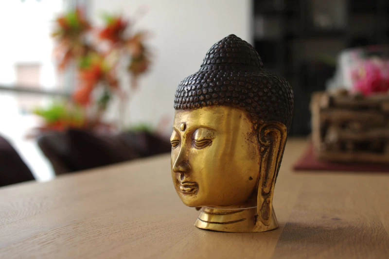 Deko Figur Gold Deko Bürste in der Farbe Gold auf einem Esstisch