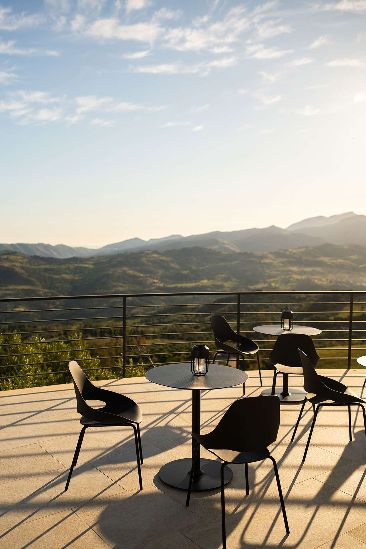 FALK Outdoor Stuhl niedrige Armlehne Weiß FALK Outdoor Stuhl niedrige Armlehne Olivgrün