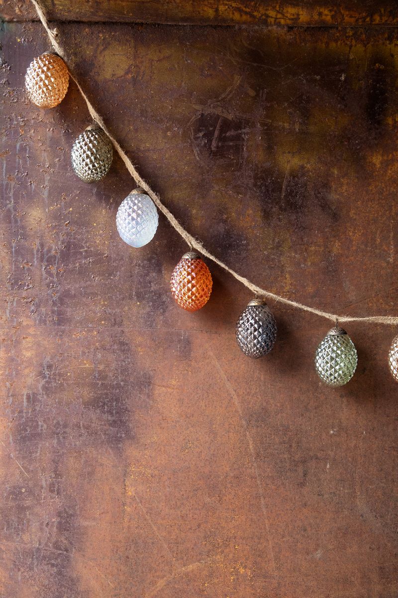 Deko-Zapfenkette mit 12 Zapfen à 8 cm – Farbmix, Glas & Metall mit Juteschnur Deko-Zapfenkette mit 12 Zapfen à 8 cm – Farbmix, Glas & Metall mit Juteschnur