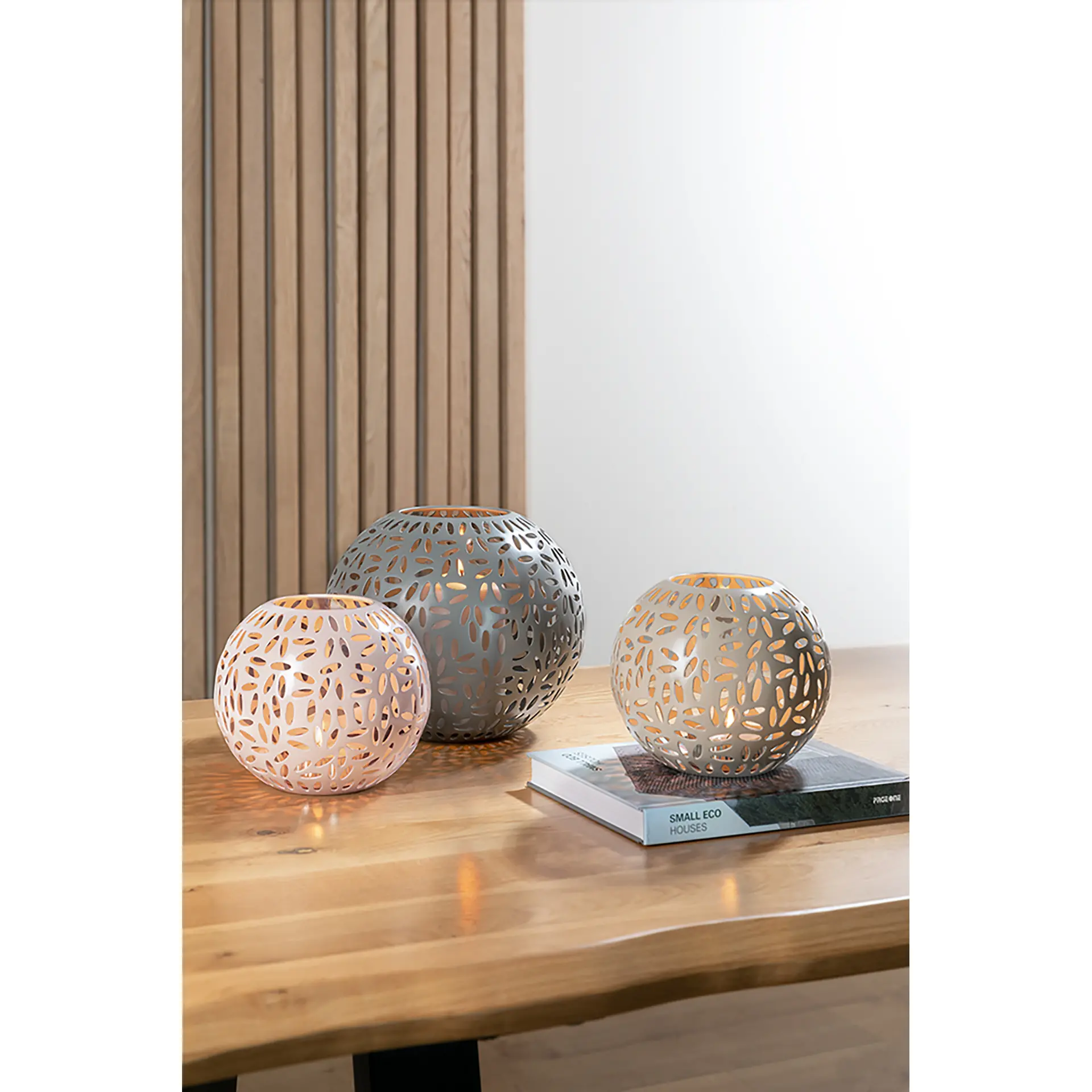 146343_6.webp DARIA edles Windlicht aus Metall rund Beige 15