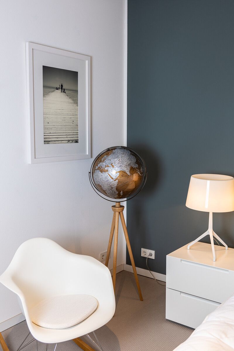 Standglobus „Sputnik“ – Exklusiver 43 cm Globus mit Holzfuß & zwei Achsen braun/silber