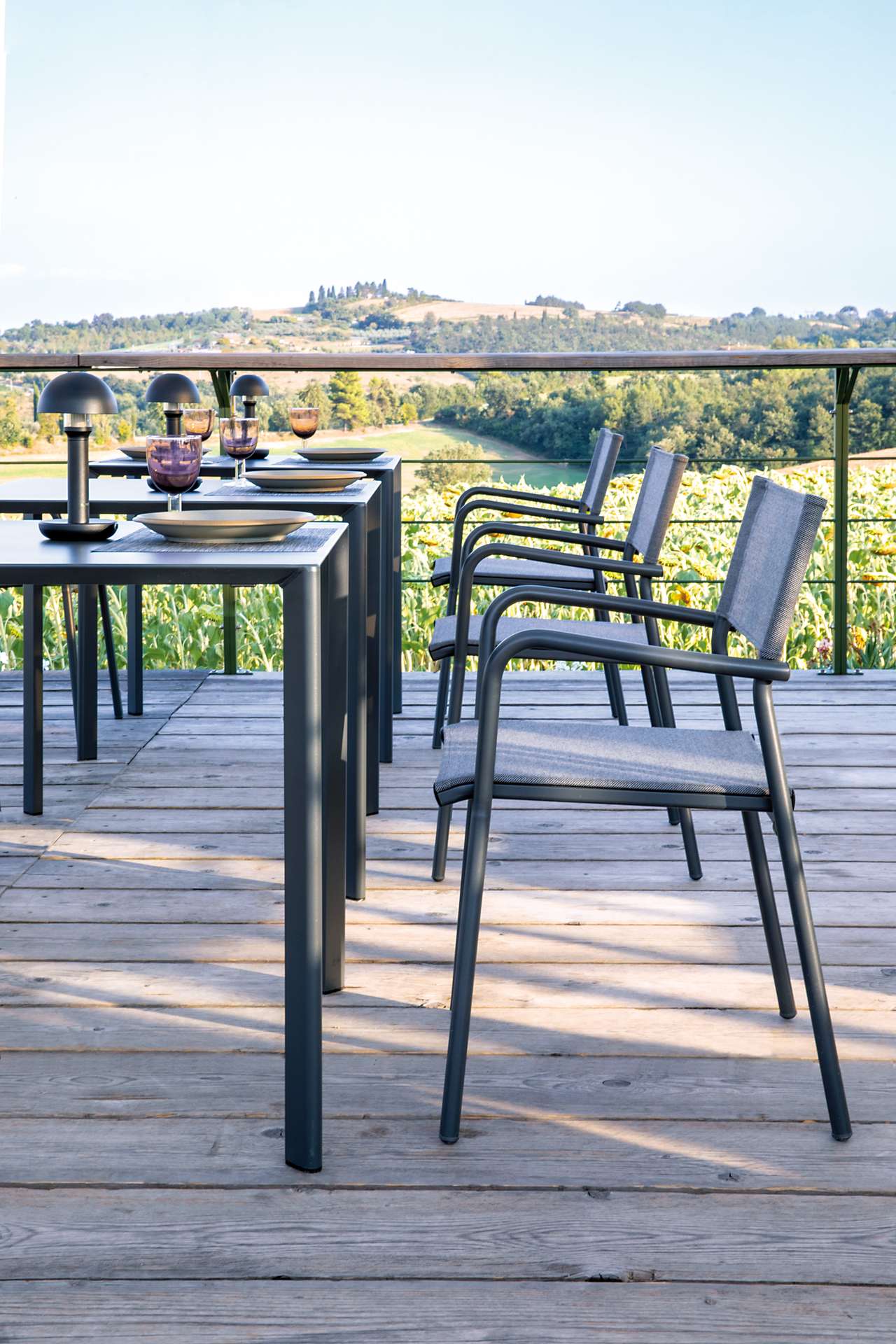 Emma Gartensessel stapelbar Antikgrau / Schwarz Emma Gartensessel stapelbar Antikgrau / Schwarz