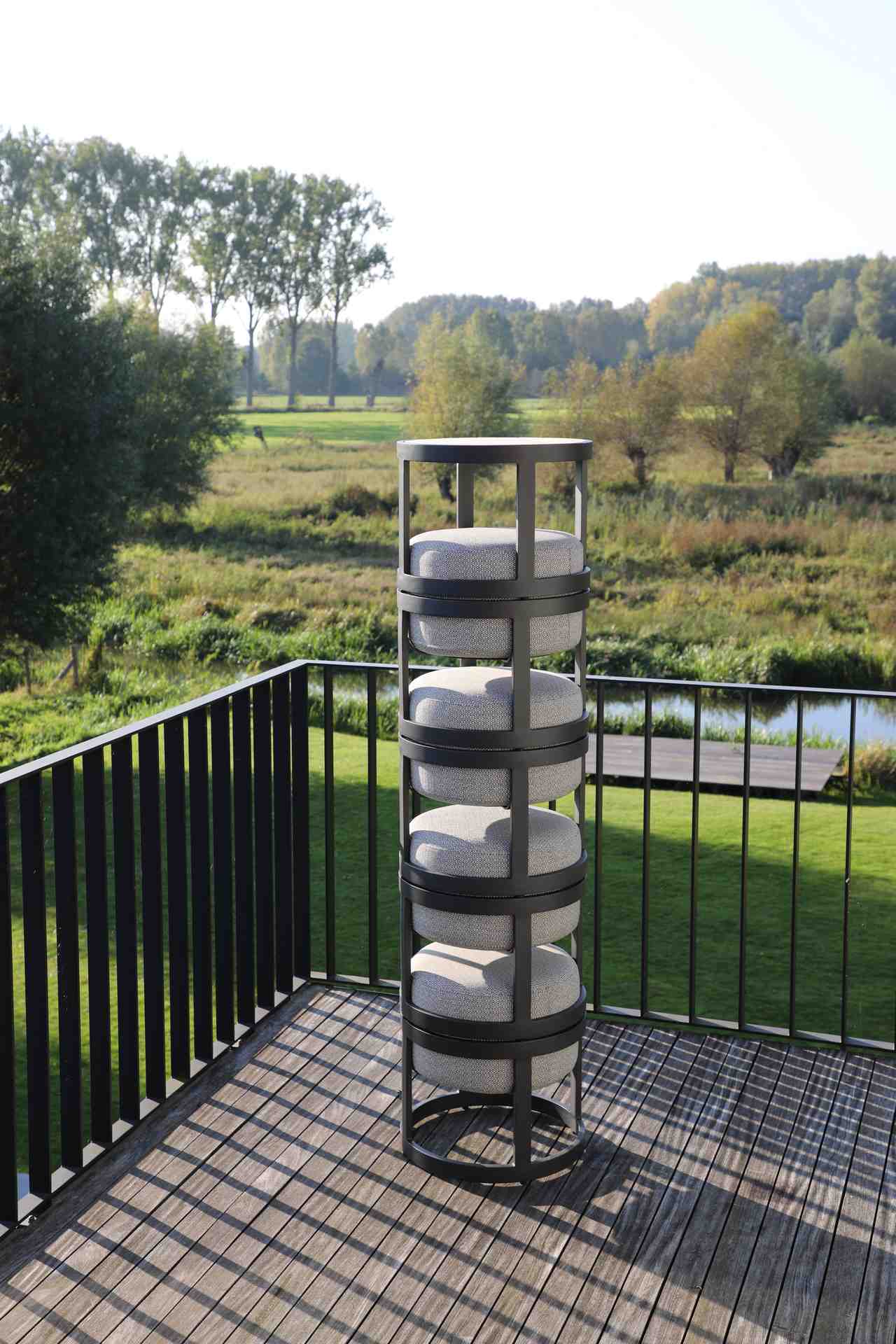 Totem Hocker Set + Coffee Table für den Garten Totem Hocker Set + Coffee Table für den Garten Mokka