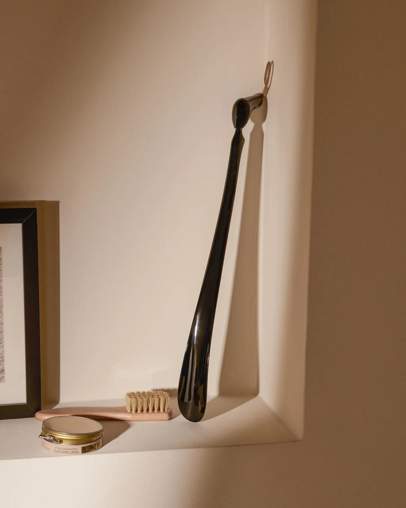 Schuhanzieher „Germano“ – langer Design-Schuhanzieher aus schwarzem Harz Schuhanzieher „Germano“ – langer Design-Schuhanzieher aus schwarzem Harz