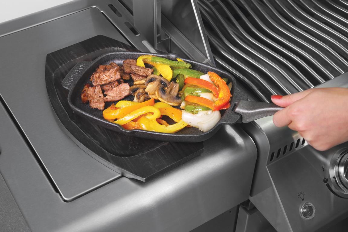 Gusseisen-Servierpfanne mit Holz Untersetzer