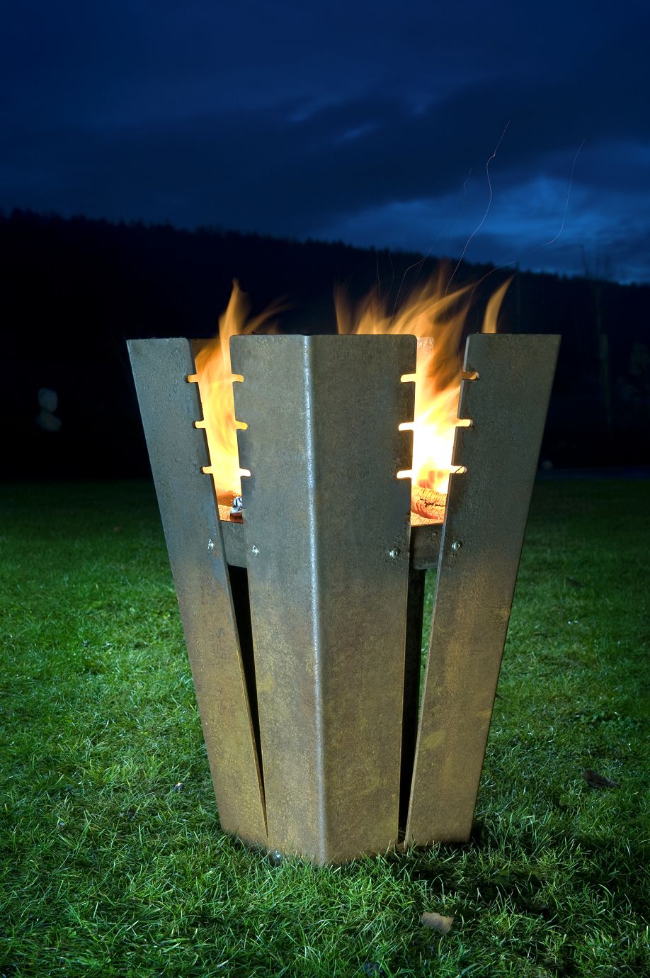 Keilbach Feuerstelle Fuji Feuerstelle Fuji der Marke Keilbach, die vor einem Nachthimmel leuchtet