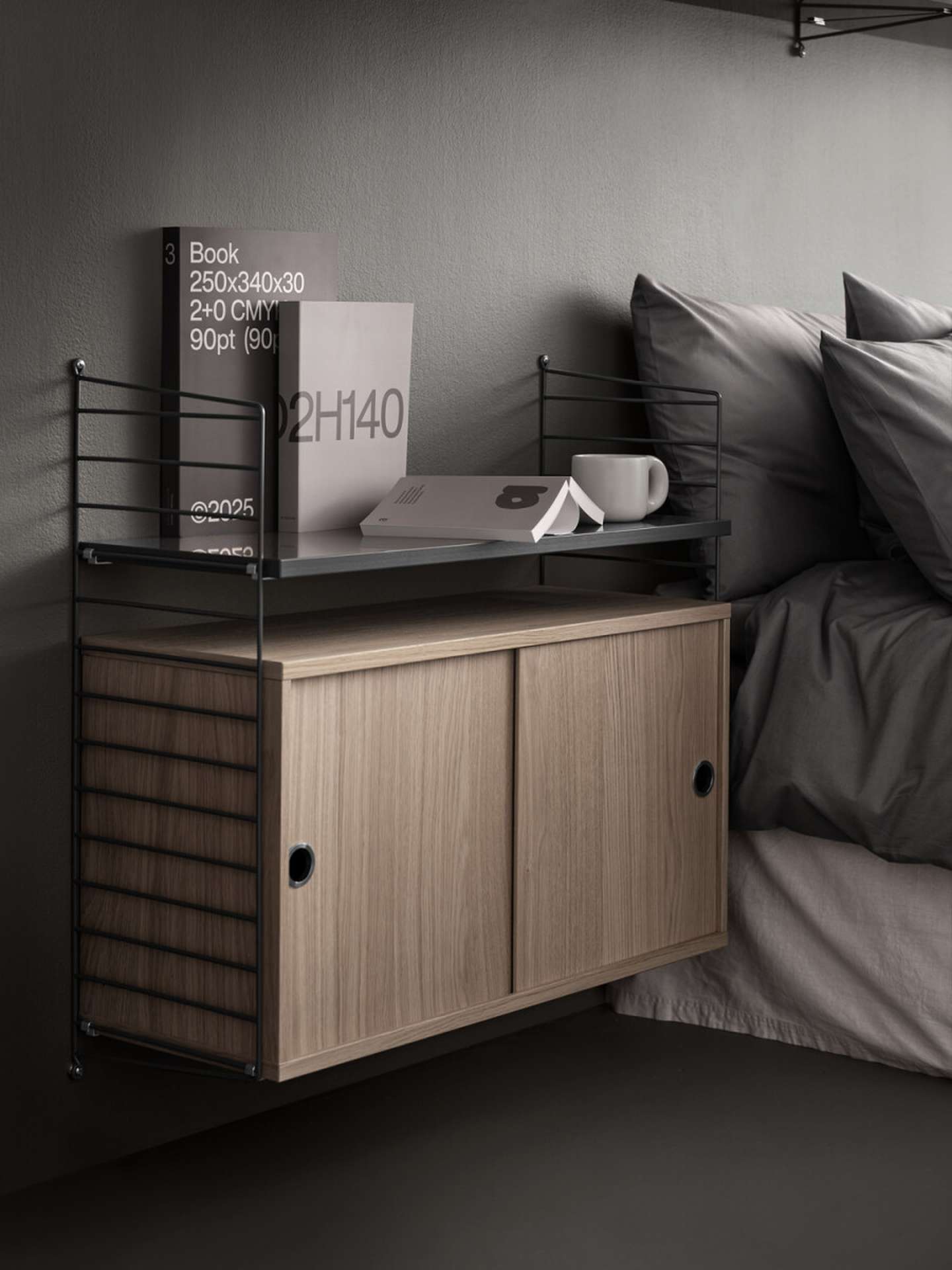 String System Hängeschrank mit Schiebetüren Walnuss natur 78/42/30 String System Hängeschrank mit Schiebetüren Esche natur 78/42/30