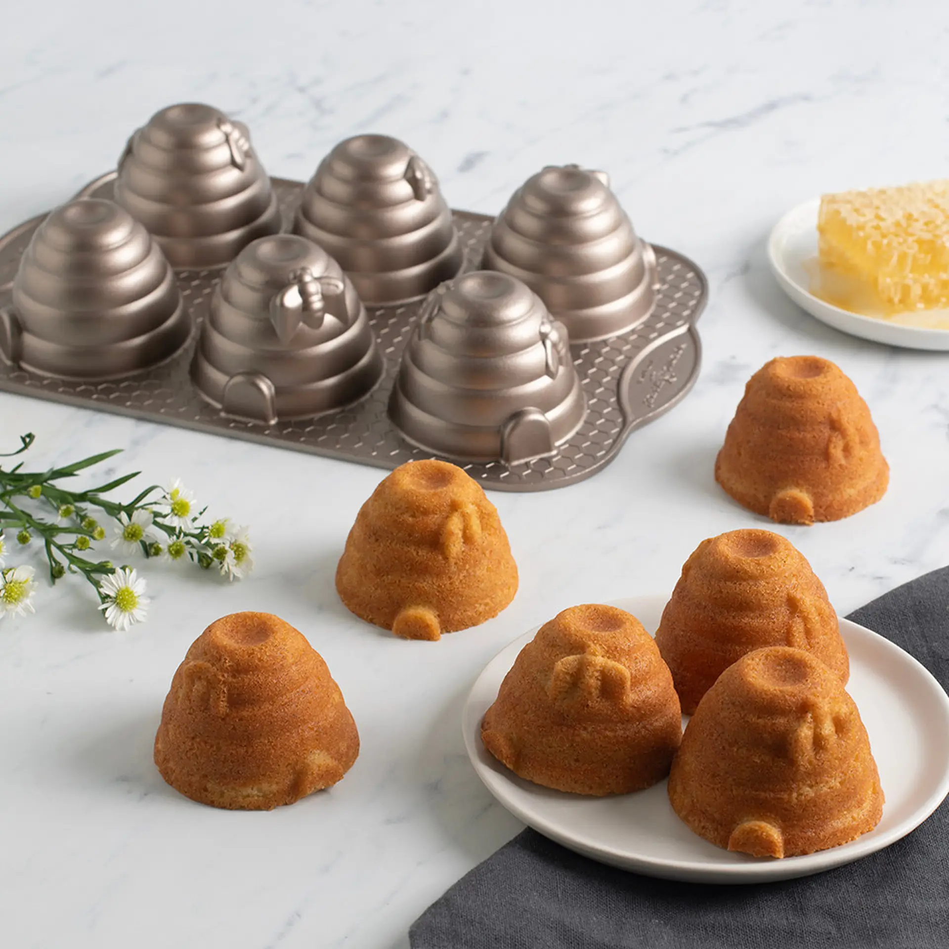 Muffinform Bienenstock Beehive Cakelet Pan