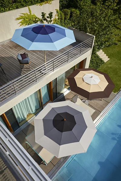 Ausgefallene Gastroschirme Hotel Drei ausgefallene Gastroschirme im Außenbereich eines Hotels