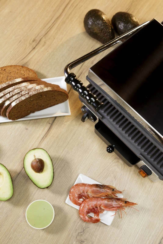 Kontaktgrill Milantoast Gußeisen Gußeiserner Kontaktgrill von Milantoast mit Zutaten davor