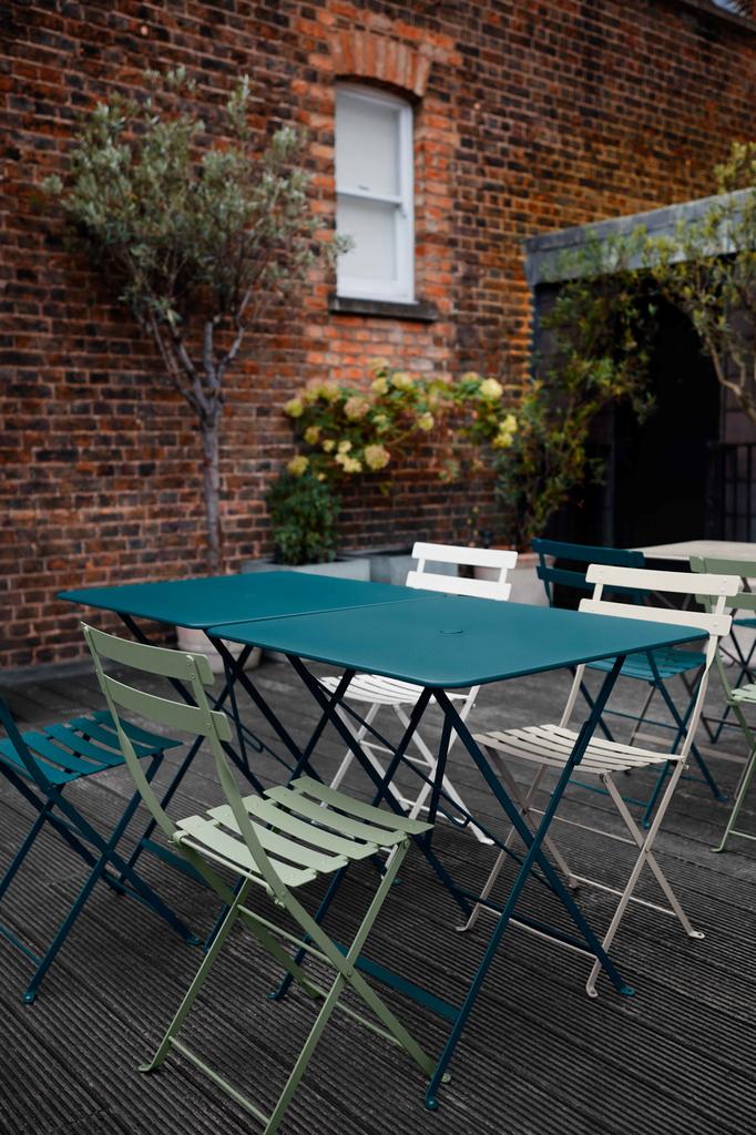 Gastro Outdoor Tisch der in vielen Größen erhältlich ist in der Farbe blau