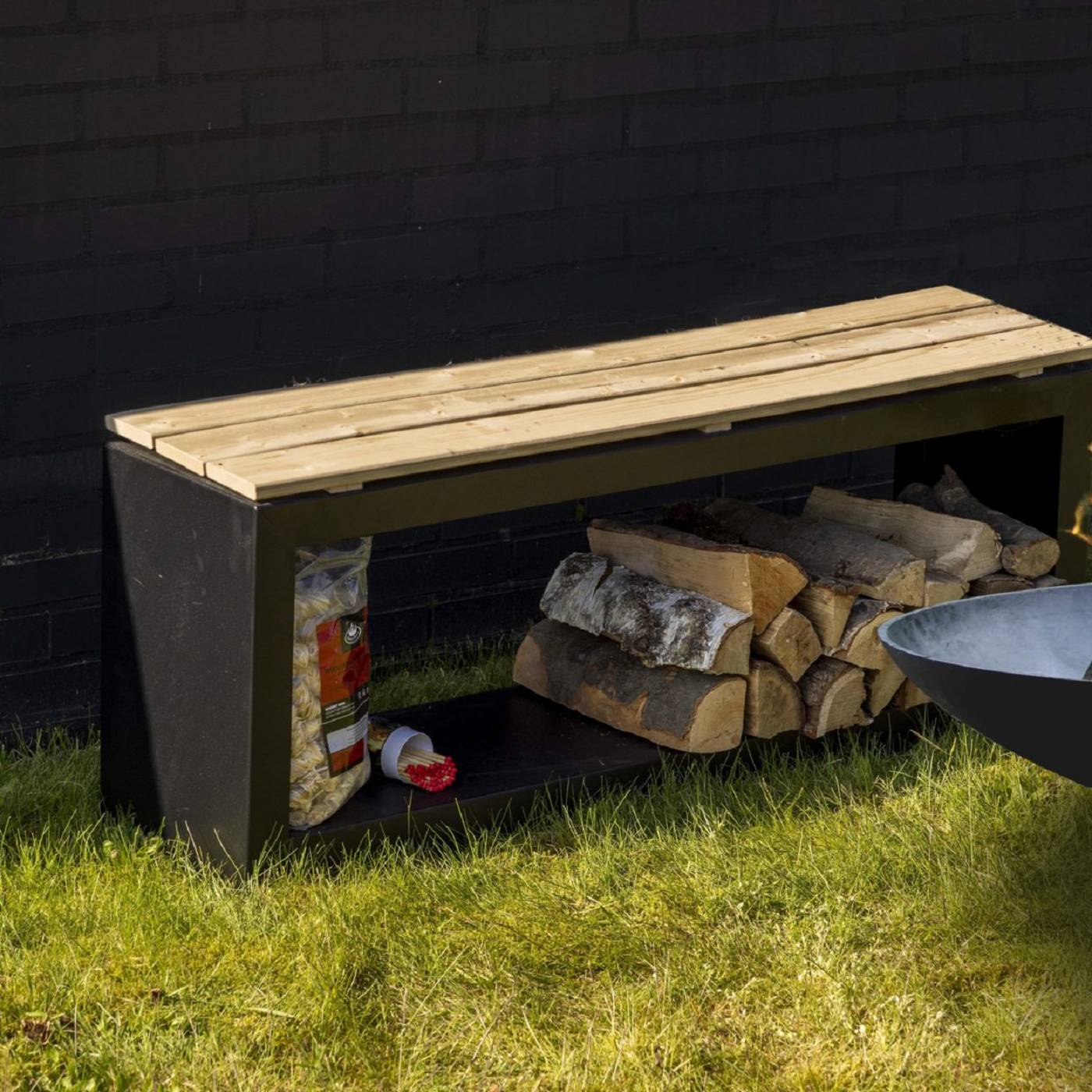 Sitzbank mit Holzlager Sitzbank mit Holzlager