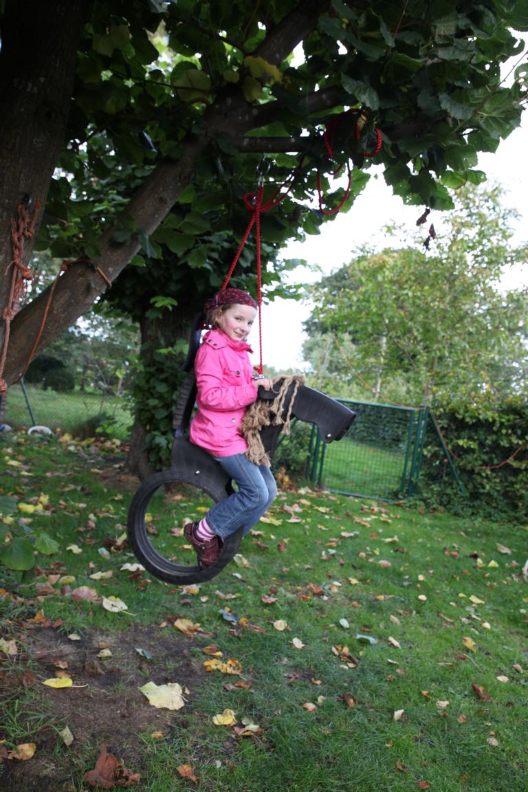 Kinderschaukel Pferd – Recycelte Gummischaukel für Garten & Spielplatz