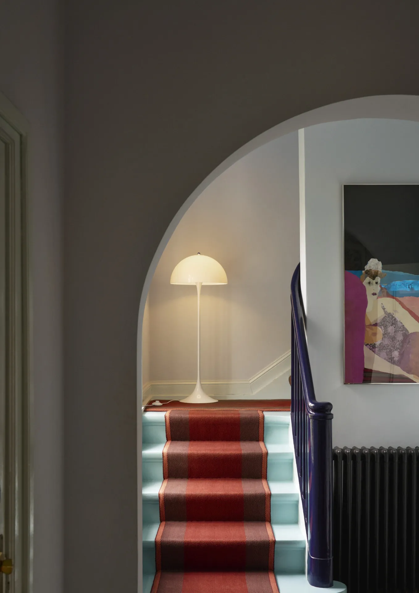 Panthella-400-Opal-Schnack House Stairs.webp Panthella 400 Stehleuchte Weiß Opal Acryl