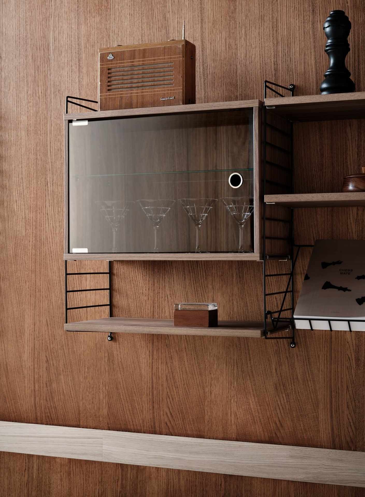 String System Hängeschrank mit Schwingtür aus Glas 58/42/30 Dunkle Eiche