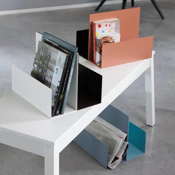 Moderne Buchstütze EL aus Metall von Konstantin Slawinski in den Farben Orange, Weiß und Schwarz