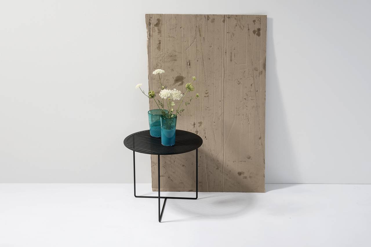 weld & co Beistelltisch Grid mit zwei blauen Vasen darauf