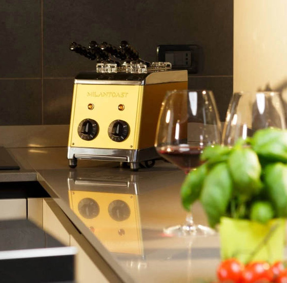 Goldener Sandwichtoaster der Marke Milantoast auf einer Küchenzeile