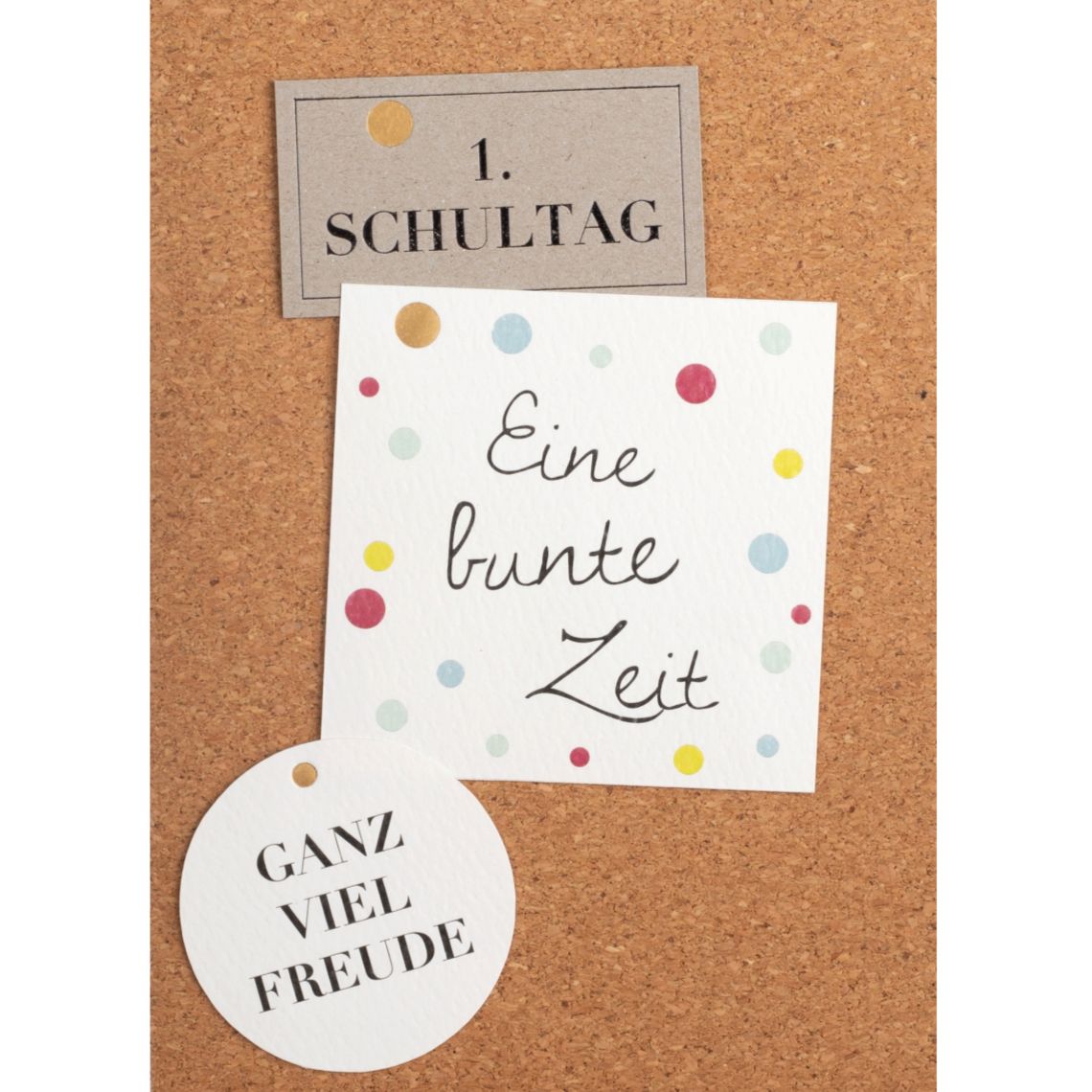Korkkarte "1. Schultag" - Erinnerungsgruß zur Einschulung mit Konfetti-Motiv Korkkarte "1. Schultag" - Erinnerungsgruß zur Einschulung mit Konfetti-Motiv