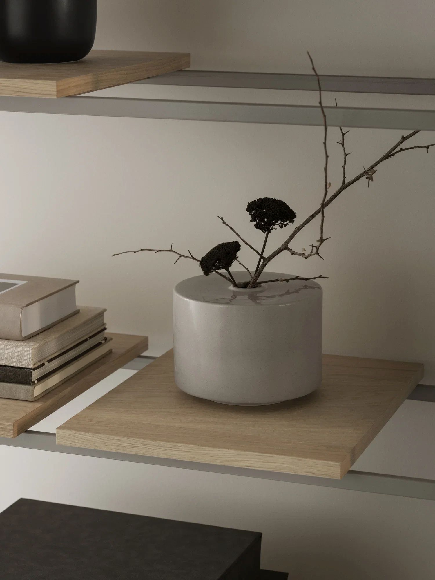 Makoto Vase aus Steingut - für Zweige oder Stielblumen Elephant Skin S