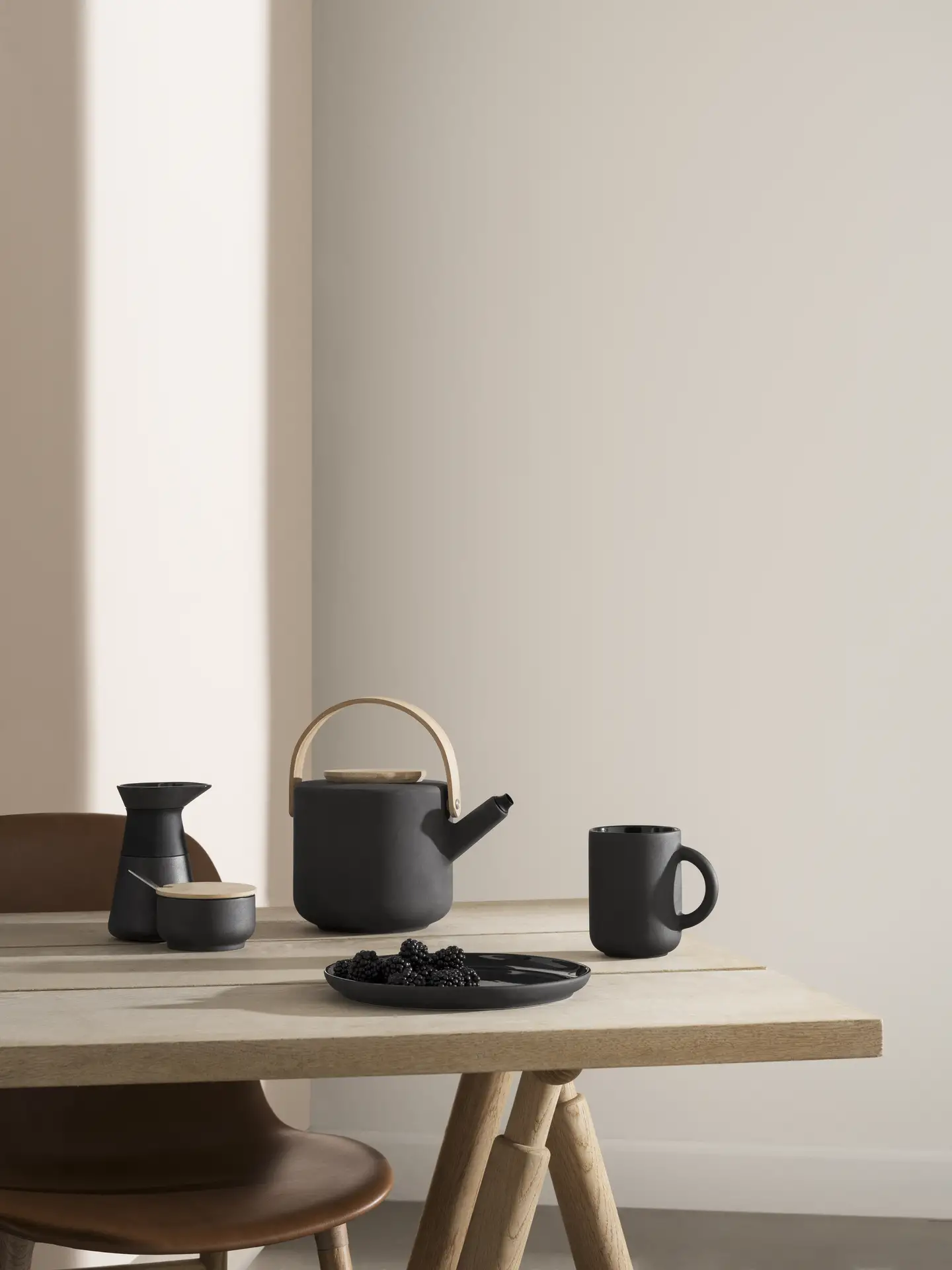 Stelton_x-630_x-637_x-638_x-639_x-640_Theo_tall_Lifestyle.webp Theo Teekanne 1,25 l Schwarz