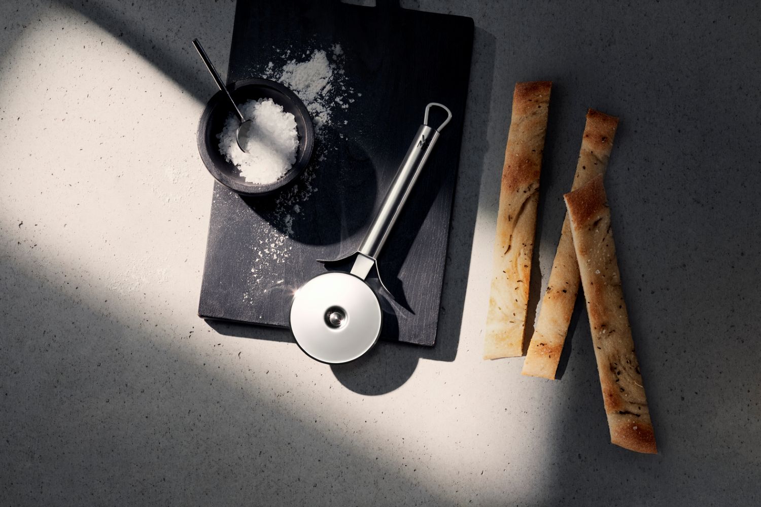 Profi Plus Pizzaschneider 20 cm mit scharfem Schneidrad