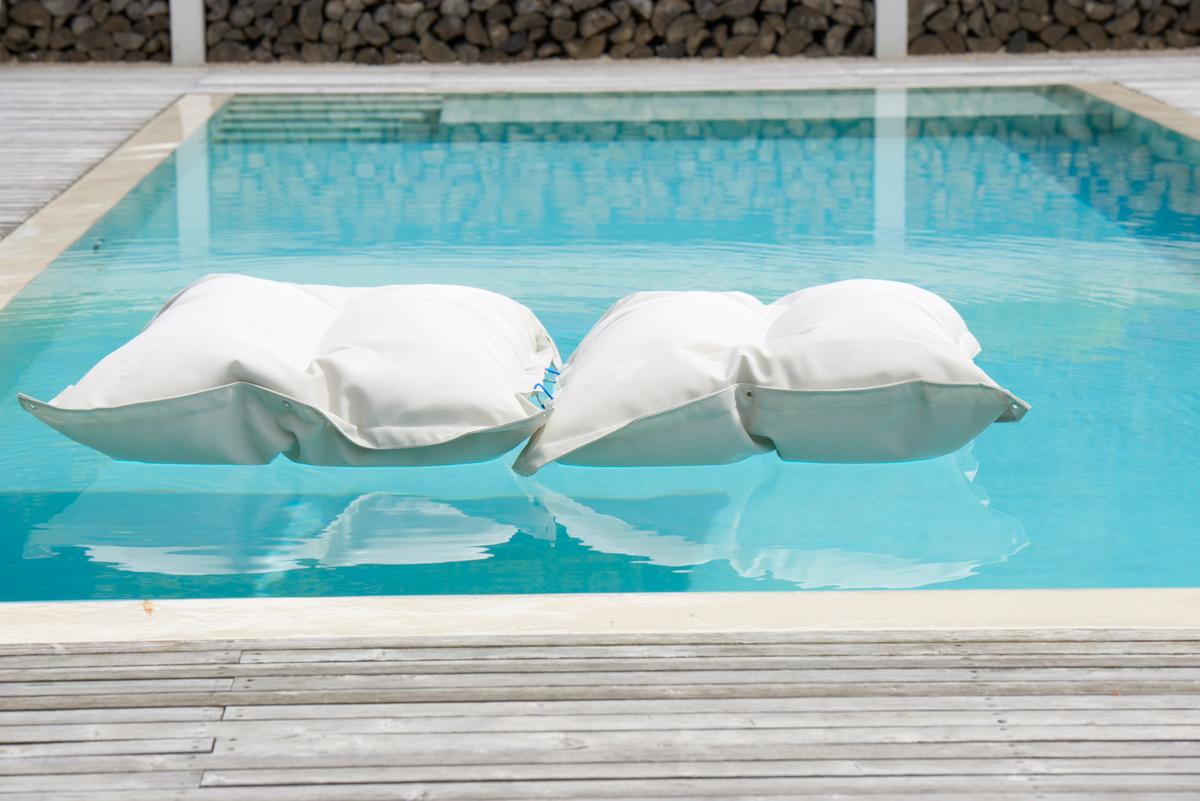 Fiam Float Liegestuhl Schwimmkissen weiß Fiam Float Schwimmkissen in Weiß in einem Pool