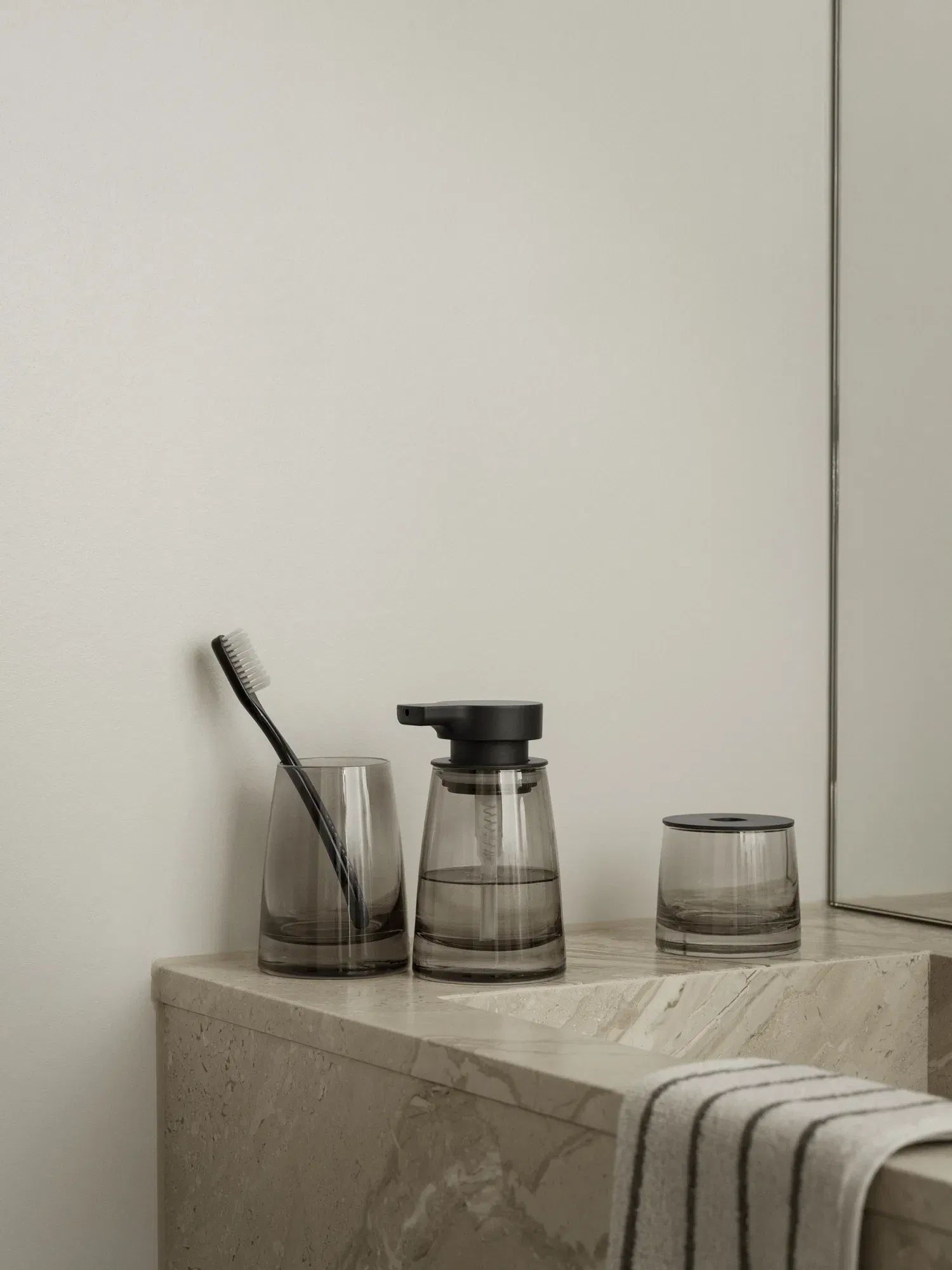AVA Seifenspender 250 ml – Glasdesign fürs Badezimmer Schwarz