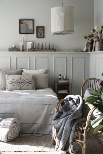 Schlafzimmer mit Skandinavischer Einrichtung von IB Laursen wie einer Bettdecke