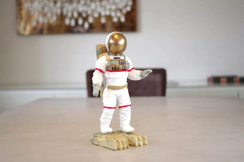 Astronaut Dekofigur auf einem Tisch
