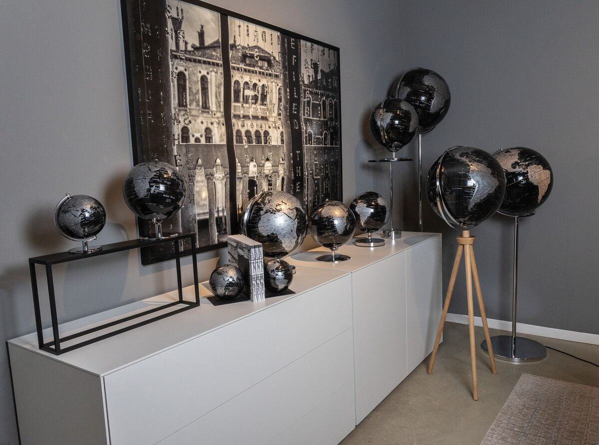 Standglobus „Sputnik“ – Exklusiver 43 cm Globus mit Holzfuß & zwei Achsen Buchstütze mit Globus „BookGlobe Single“ – Magnetisch, 13 cm, edles Design schwarz/silber