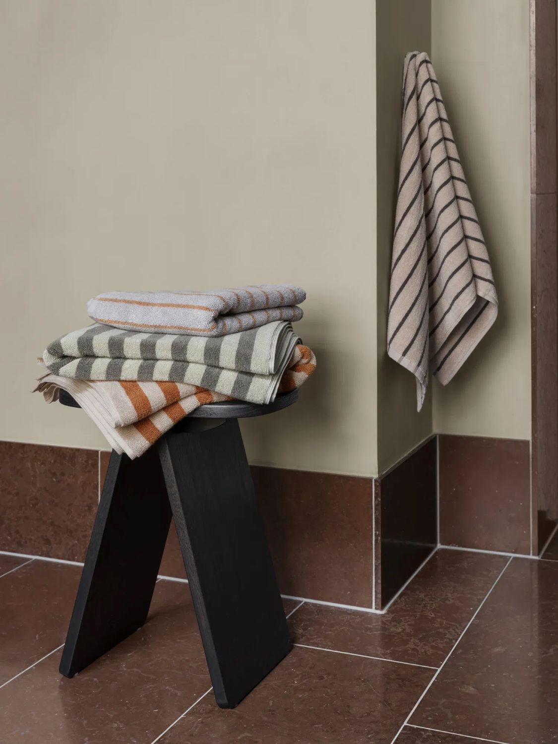 Arto weiches Badetuch - Streifendesign Amber Brown schmale Streifen Arto weiches Badetuch - Streifendesign Mazarine Blau schmale Streifen